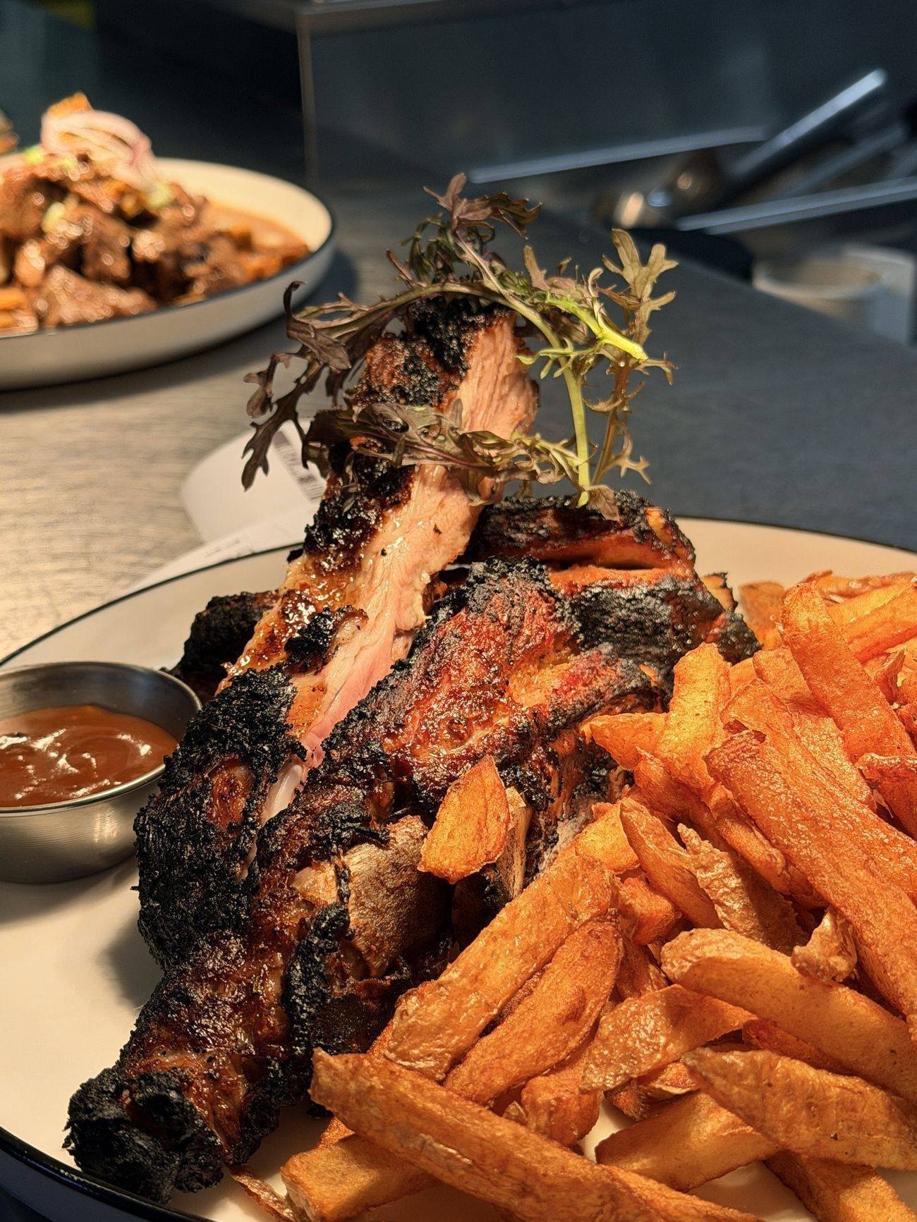 Asado au restaurant O'QG 64 à Idron : viande grillée à la braise, frites maison et sauce