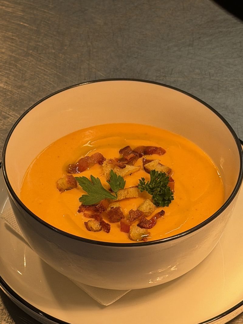 Velouté maison et croûtons, entrée du menu du midi O'QG 64 Idron
