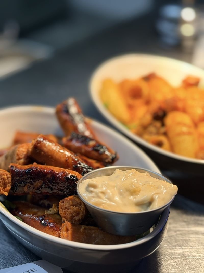 Tapas à partager chez O'QG 64 Idron : chorizo grillé, calamars et aïoli maison
