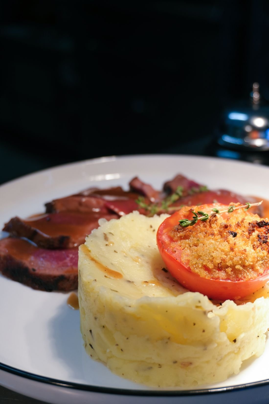 Plat du jour du restaurant O'QG 64 à Idron : pièce de bœuf rôtie, écrasé de pommes de terre et tomate provençale