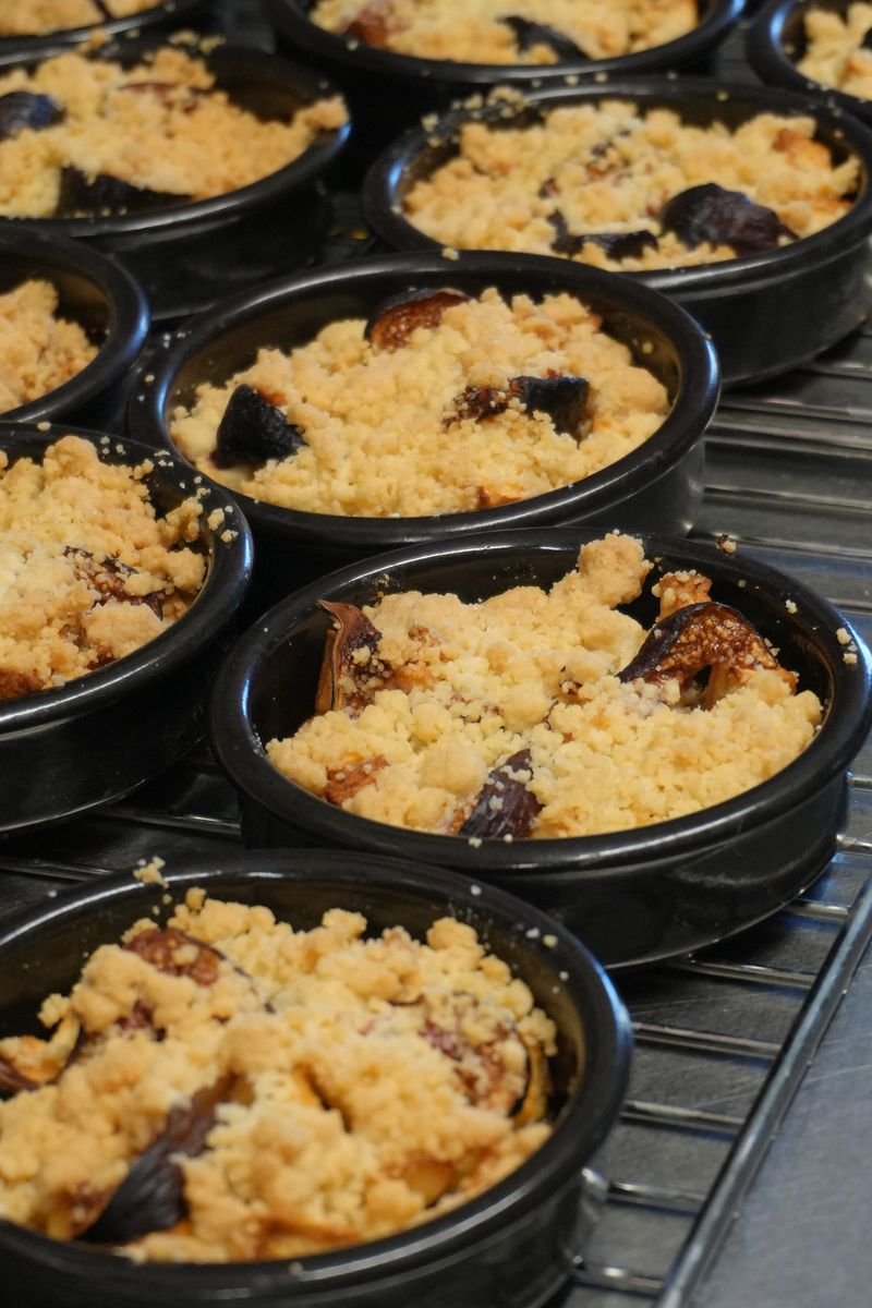 Crumbles maison sortis du four, desserts du restaurant O'QG 64 à Idron
