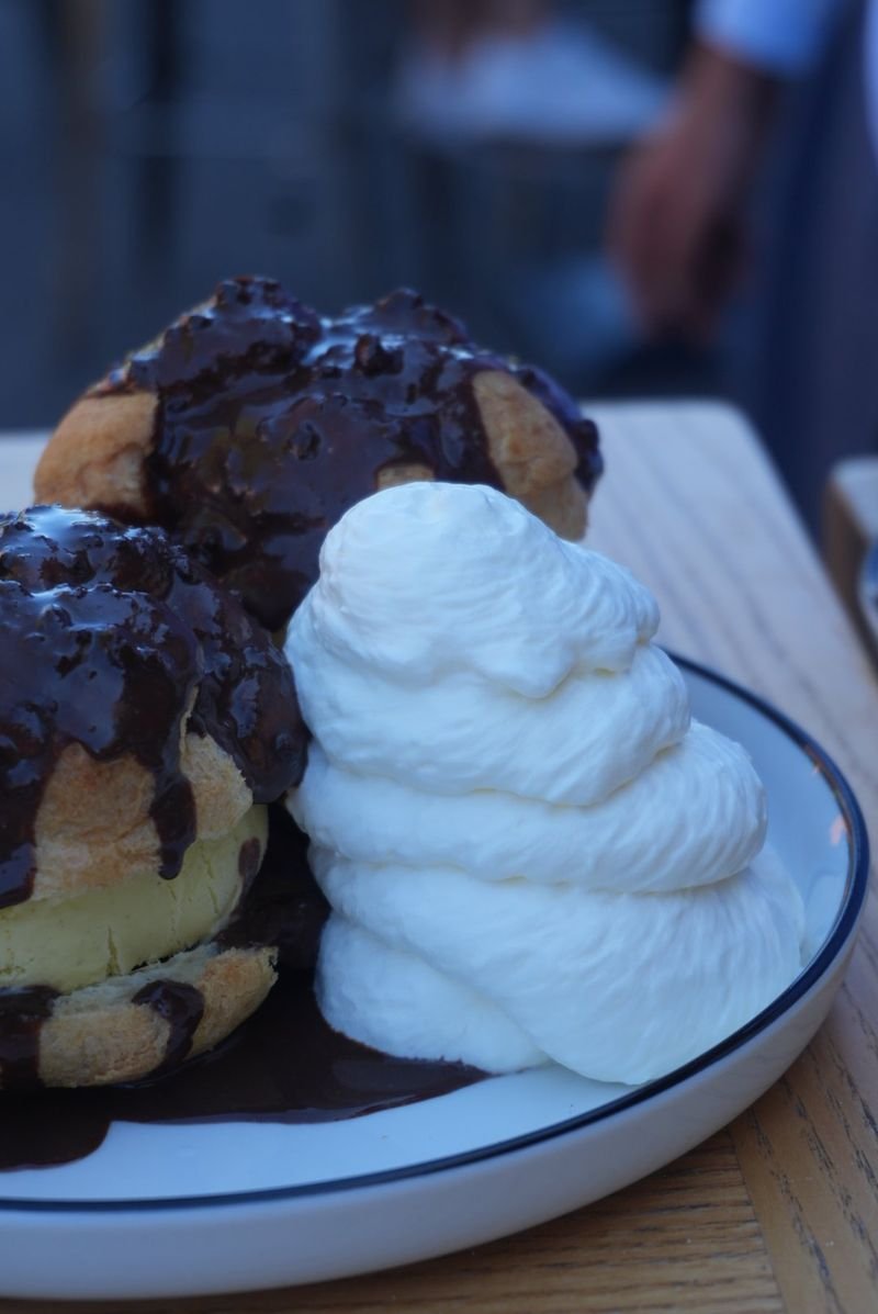 Profiteroles sauce chocolat et chantilly, dessert maison O'QG 64
