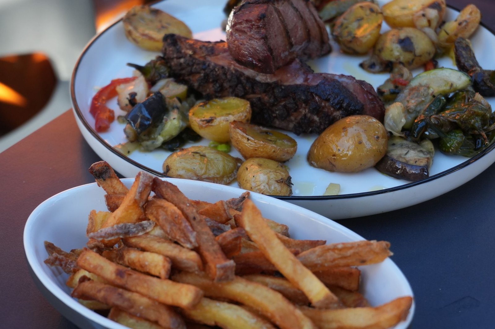 Grillade, pommes de terre rôties et frites maison servies au restaurant O'QG 64 à Idron, près de Pau
